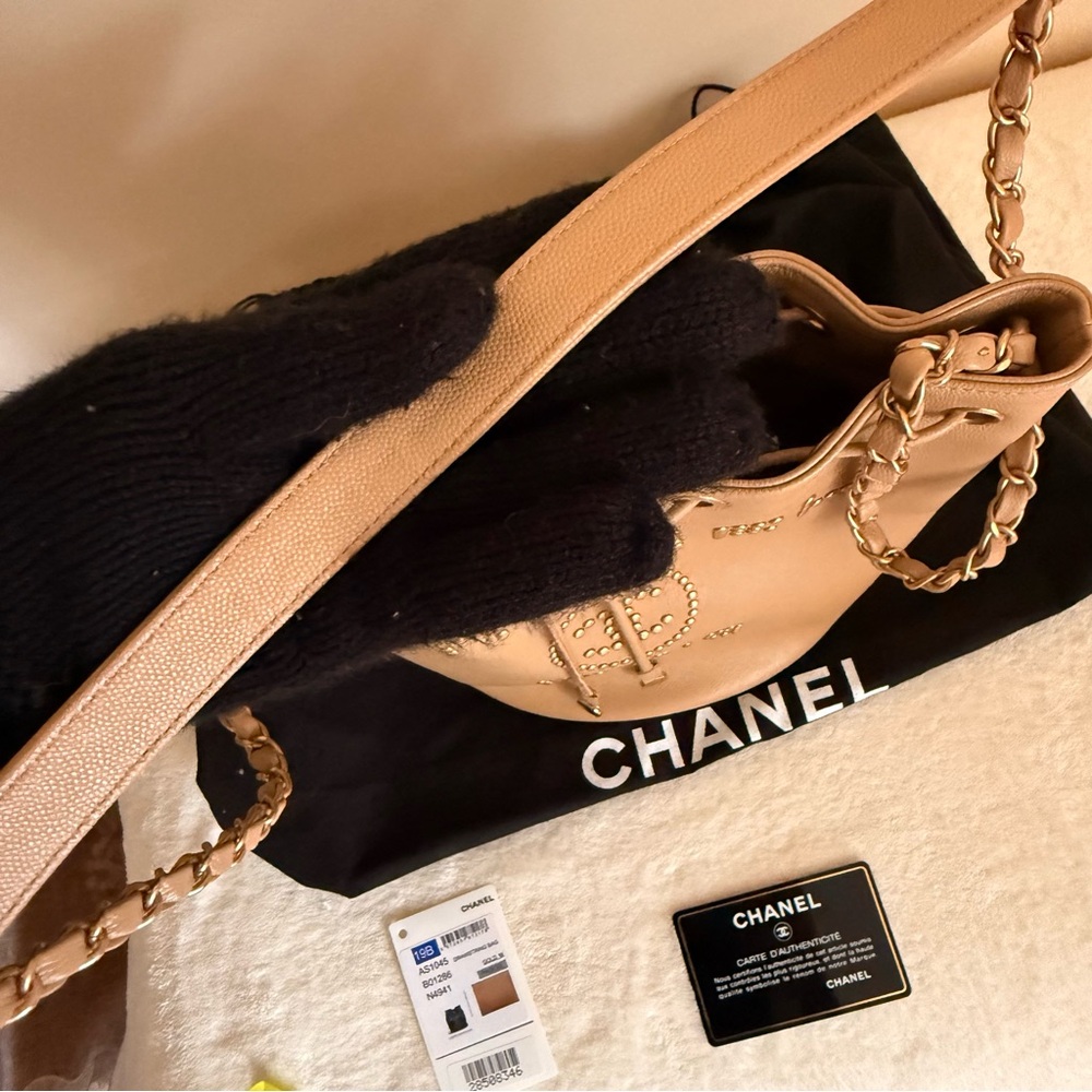 Chanel Tan 2019 Deauville Bucket Bag - Picture 13 of 16